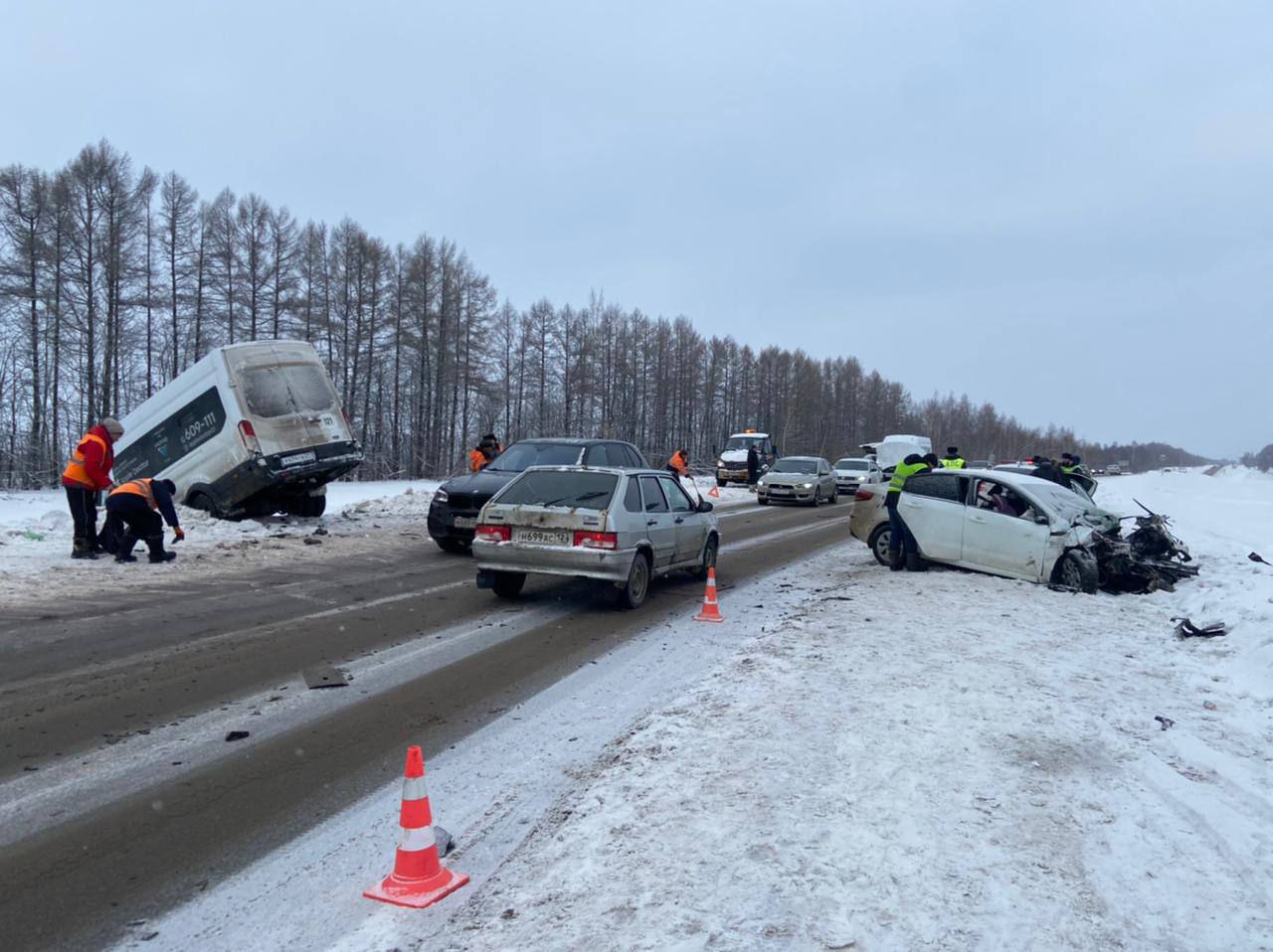 В Чувашии в столкновении микроавтобуса с легковым авто погиб человек —  Чувашинформ.рф